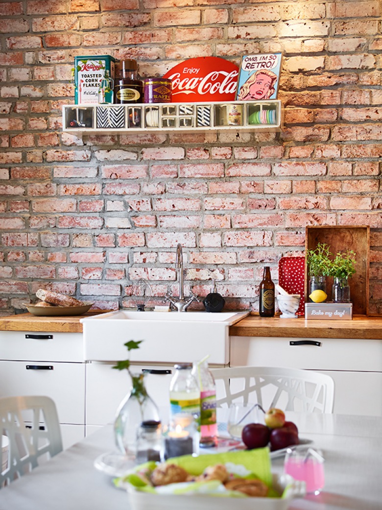 Ściana z czerwonej cegły w małej kuchni w stylu skandynawskim (21700)