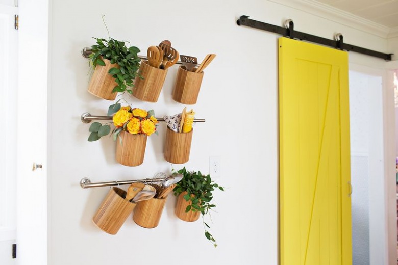 Drewniane pojemniczki zawieszone na ścianie pozwalają na wygodne przechowywanie akcesoriów kuchennych i ziół, a...