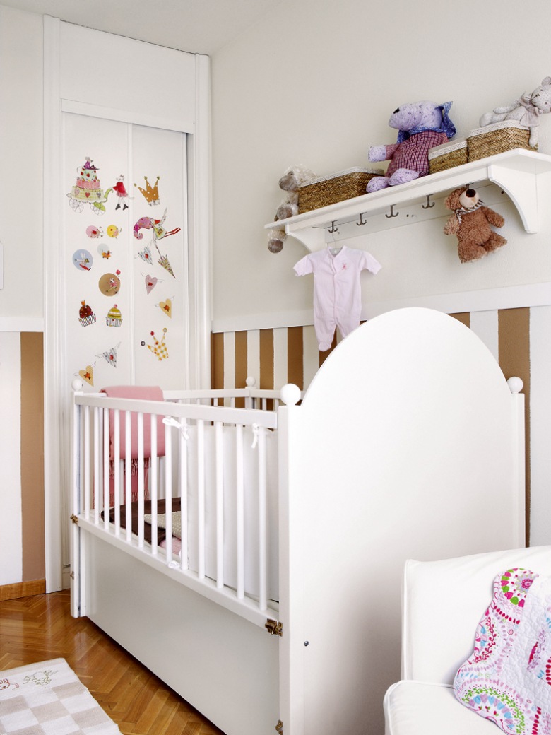 Drewniane białe łóżeczko z półką  i szafa zabudowana w ścianie w dziecięcym pokoju (22113)