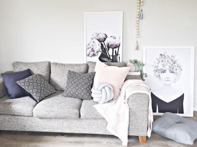 Pastelowy salon z szarą sofą i czarno-białymi grafikami (51941)