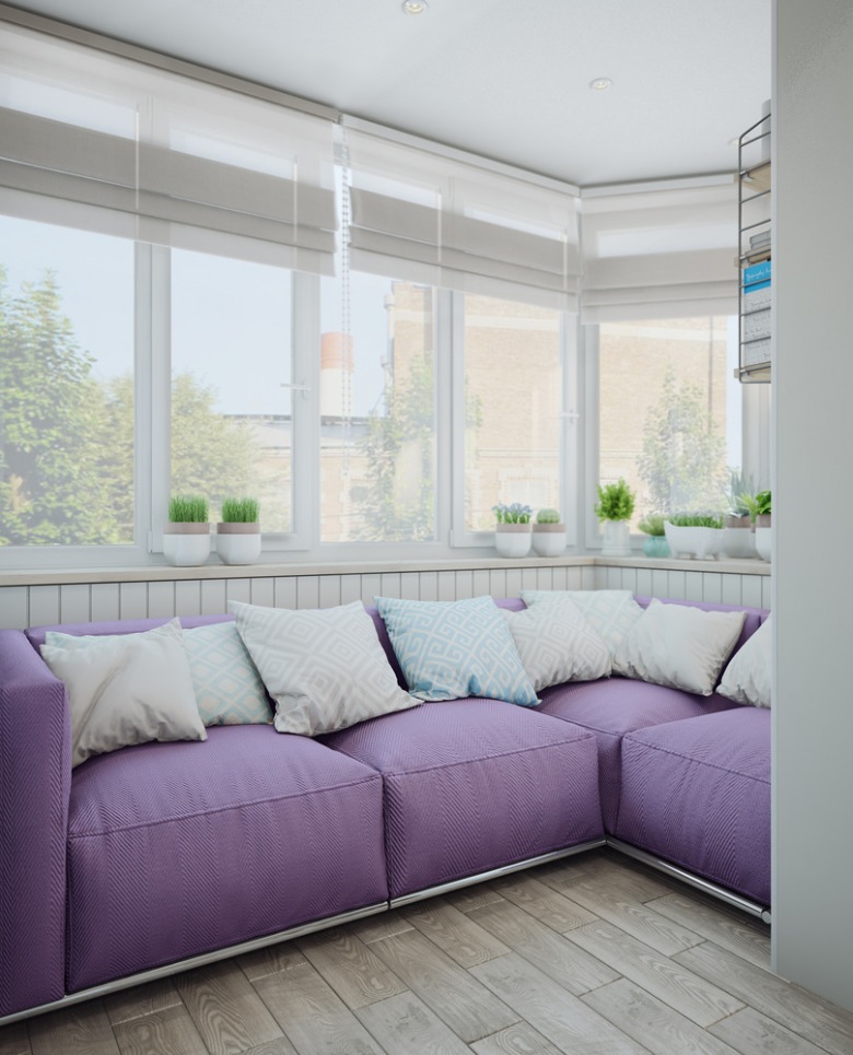 Mały salon z fioletową sofą i dużymi oknami (52547)