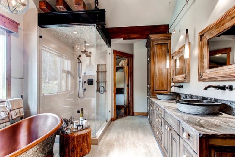 Niezwykła aranżacja łazienki bazująca na naturalnym rustykalnym stylu. Przestronne pomieszczenie pozwala wyeksponować...
