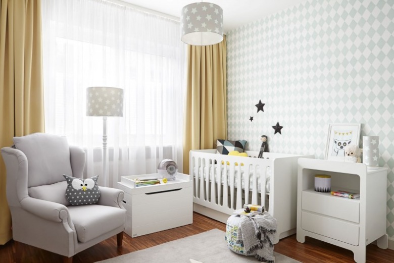 Jasny pokój dziecięcy dodatkowo rozświetlono biało-szarą kolorystyką, zwiększając w ten sposób optycznie przestrzeń....