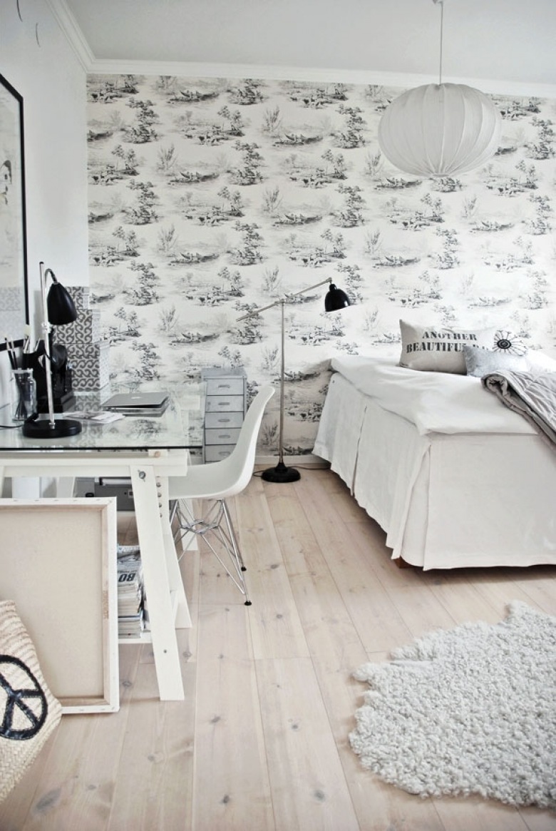 Kombinacja białego, srebrnego i czarnego koloru w sypialni (17426)
