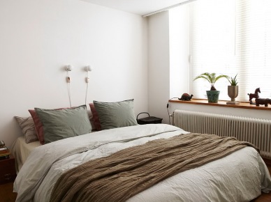 Biała sypialnia z beżową narzutą i szarymi poduszkami (21236)