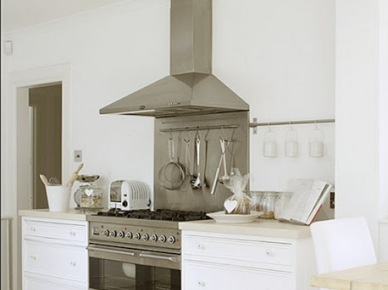 Biała prosta kuchnia ze stalowym okapem i drewnianą belką (21735)