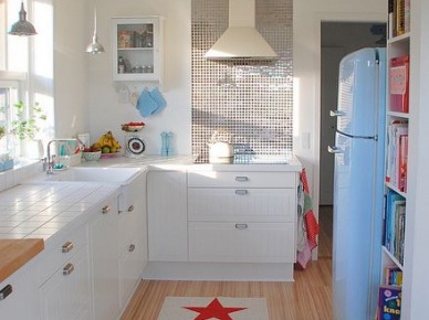 Niebieska lodówka smeg, biały dywan w różowe gwiazdki w białej kuchni w stylu skandynawskim (26602)