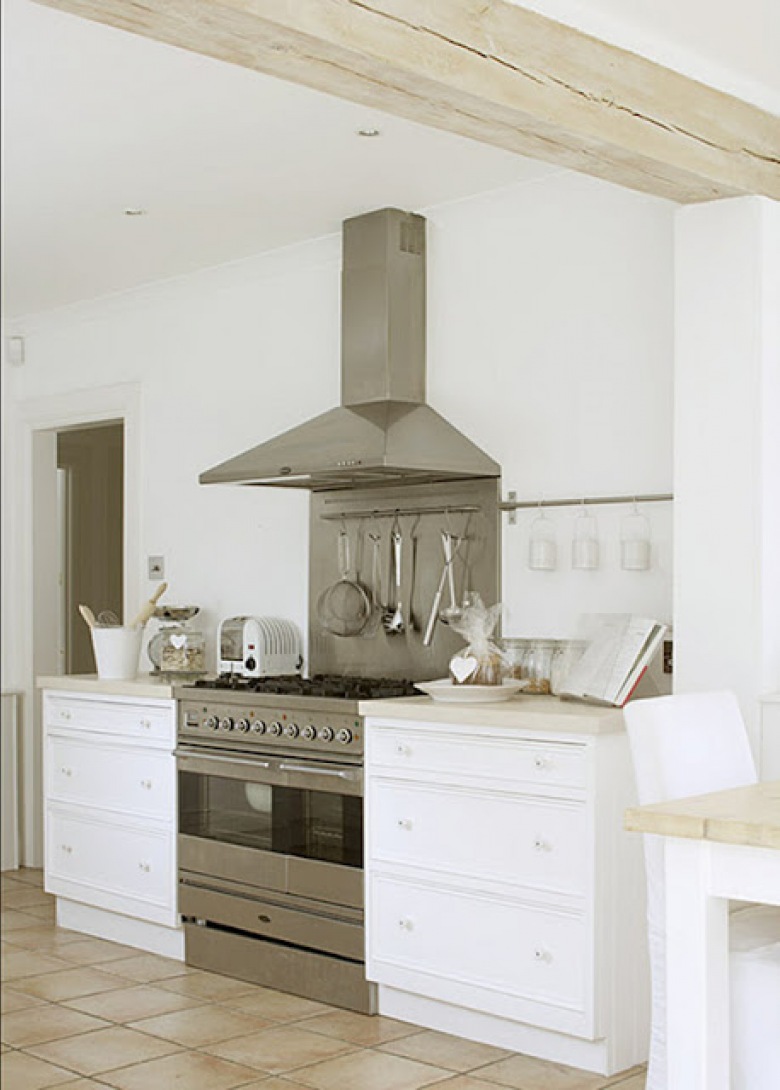 Biała prosta kuchnia ze stalowym okapem i drewnianą belką (21735)