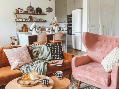 W salonie dominują spokojne kolory ziemi. Elementy w różowym odcieniu, takiej jak fotel, ocieplają wnętrze. Razem z delikatnymi dodatkami wprowadzają nieco romantyczną...