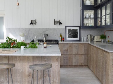 Bielone drewno na frontach kuchennych,czarne wiszące witrynki,żarówki na kablach i industrialne metalowe stołki z drewnianymi blatami w kuchni w industrialnym stylu (26595)