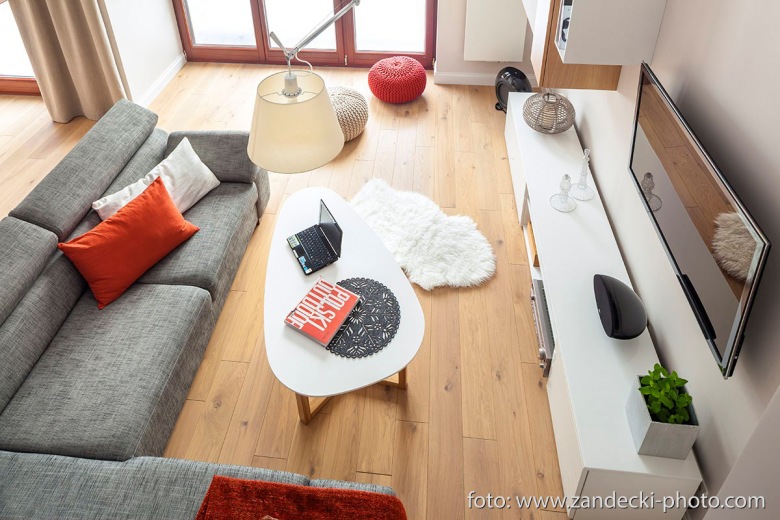 W salonie drewniana podłoga tworzy świetną bazę i zapewnia ten ciepły odbiór wnętrza. Tradycyjny rozkład, czyli sofa i...