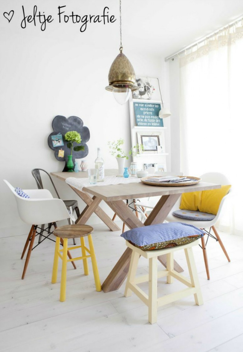 Stół z naturalnego drewna z różnymi krzesłami w w białym, żółtym i szarym kolorze (22001)