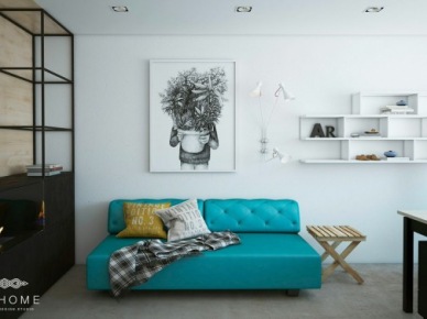 Turkusowa sofa nowoczesna,białe kubikowe półki na ścianie,czarna zabudowa nowoczesnego kominka i nowoczesne grafiki w salonie (26895)