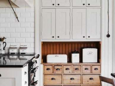 Białe i drewniane szafki do przechowywania w wysokiej kuchni (55263)