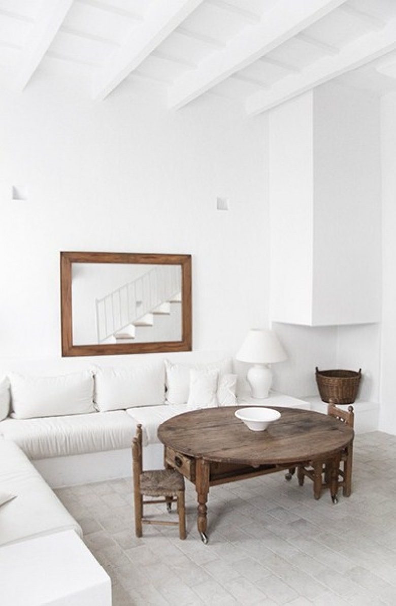 Modern rustykalny salon w bieli i drewnie (23574)