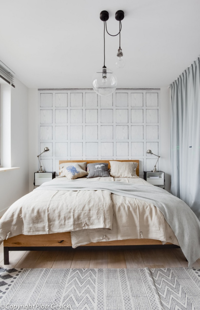 Aranżacja dość wysokiej sypialni, w której jasna kolorystyka zwiększa optycznie przestrzeń. Drewniana rama łóżka wprowadza sporo naturalności do wnętrze, a wzorzyste poduszki subtelnie dekorują...