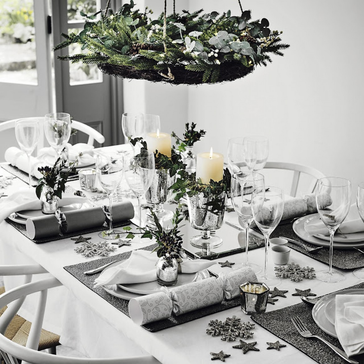 Biało-szara dekoracja stołu w stylu skandynawskim (47784)