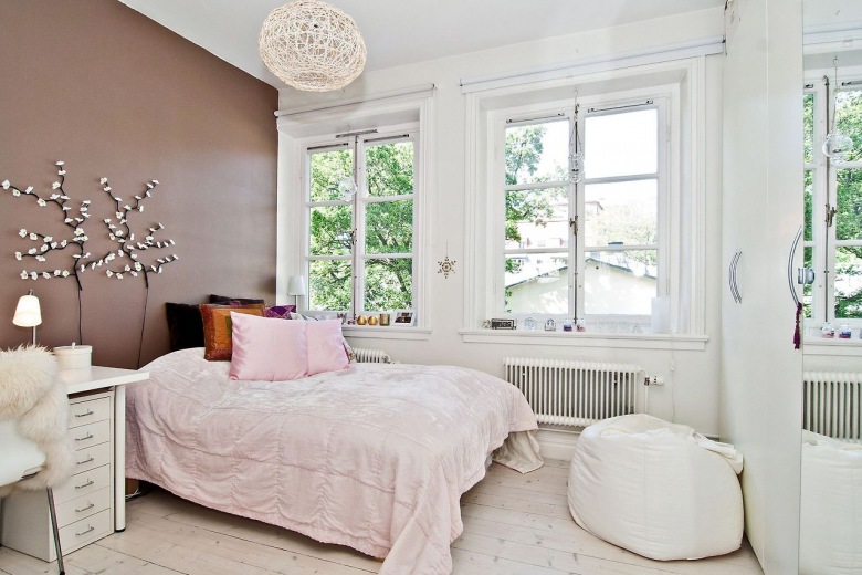 Beżowo-brązowa ściana w bialej sypialni skandynawskiej z różowymi, brązowymi i czarnymi poduszkami (24560)