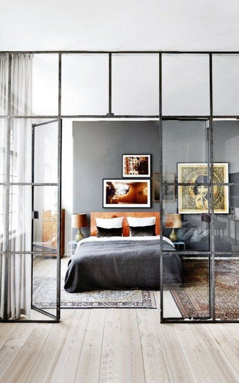 Pomysł na ściankę działową w sypialni - konstrucja z metalu i szkła (47860)