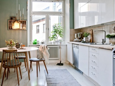 Aranżacja mieszkania w skandynawskim stylu o bogatym wystroju i z zabytkowym kominkiem w salonie :)