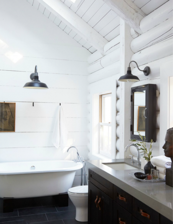 Białe drewno w łazience znacząco ją rozświetla. Dużą zaletę pomieszczenia stanowi także okno, wpuszczając dzienne...