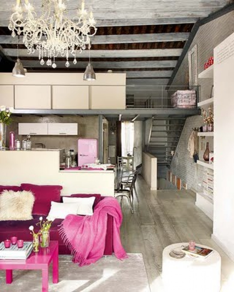 Sofa w kolorze fuksji i różowy koc i stolik  w szaro-srebrnym salonie (20324)