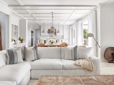 Biała sofa z drewnianym stolikiem kawowym w salonie (52941)