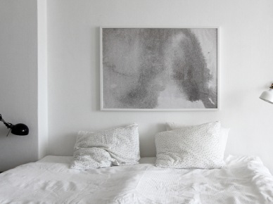 Czarna lampka biurkowa i biały kinkiet przy łóżku w minimalistycznej sypialni (25452)