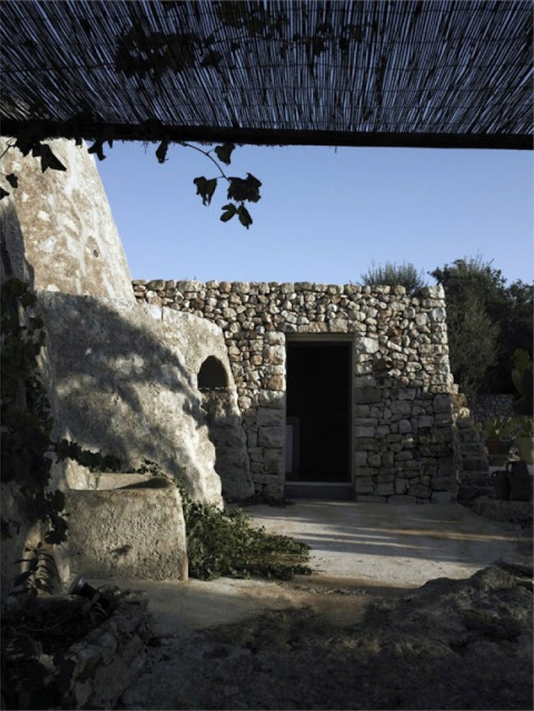  Dwa starożytne budowle kamienne typowe Apulii, włoski architekt Luca Zanaroli stworzył niesamowity dom. Zderzenie...