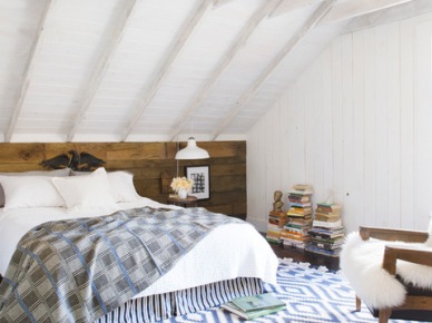Rustykalna biała sypialnia pod skośnymi ścianami i wezgłowiem z desek (21299)