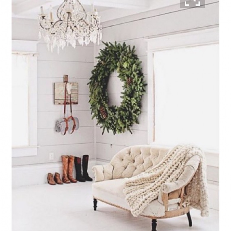 Zielony świąteczny wieniec zaskakuje wielkością i wyjątkowo dobrze odnajduje się w spokojnej i eleganckiej przestrzeni. Aranżacja salonu staje się oryginalna i zdecydowanie czuć tu aurę...