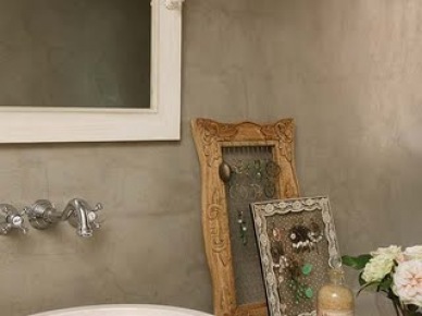 Stylowe ramki vintage w łazience z betonowymi ścianami (20331)