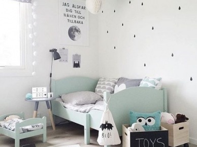 Błękitne łóżko i dodatki w pokoiku dziecięcym (52317)