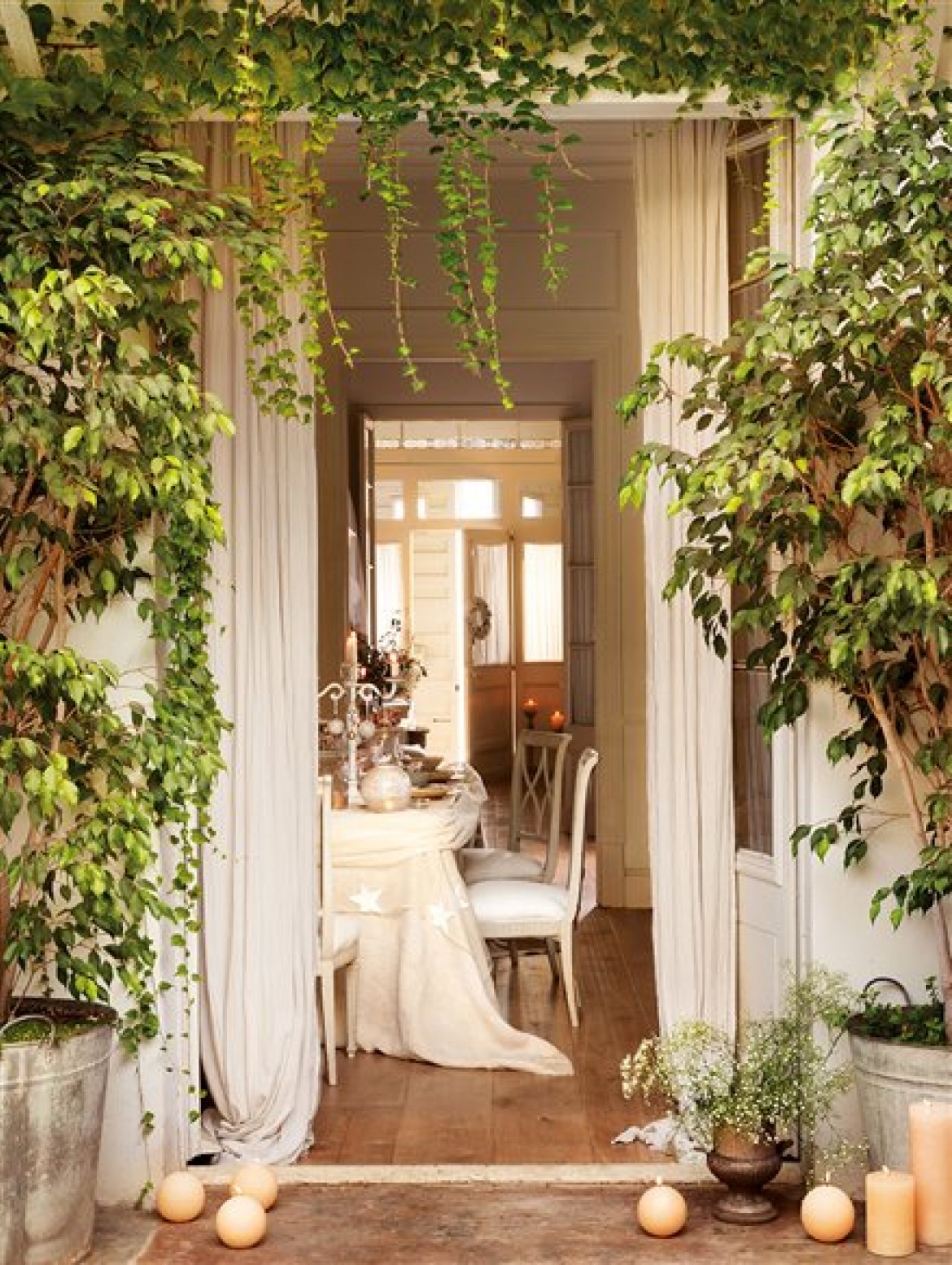 Zielona, świateczna i świeża aranżacja wejścia do francuskiego domu (27347)