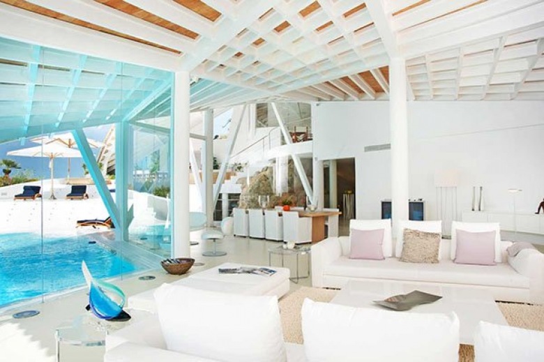 najbardziej oryginalne i niepowtarzalne projekty willi hiszpańskiego architekta Alberto Rubio - ten niezwykły dom znajduje się na Majorce, jest   arcydziełem światowej architektury !!! . Białe dachy i faliste krzywe, które są w zgodzie z naturą - morze, niebo, linia brzegowa - to jeden z jego ulubionych tematów, elementy, które są uznane za jego 