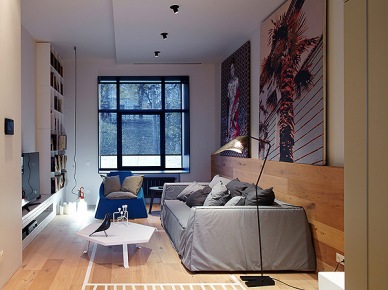 Nowoczesny salon z szarą sofą,dużymi fotografiami, pomysłową podłogą i okładziną ścienną z drewna (23757)