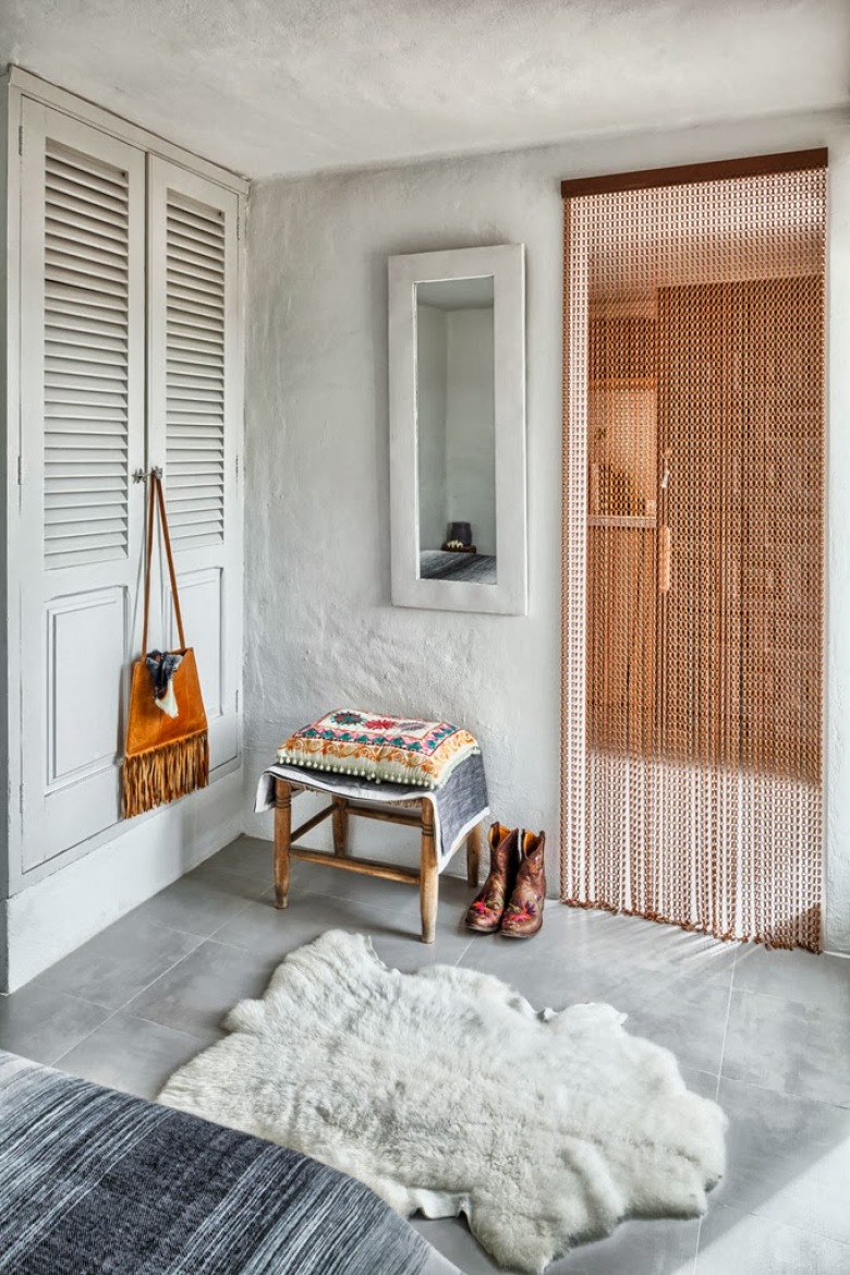Piękna sypialnia z szafą, której drzwi przypominają okiennice wprowadzą sielską atmosferę.