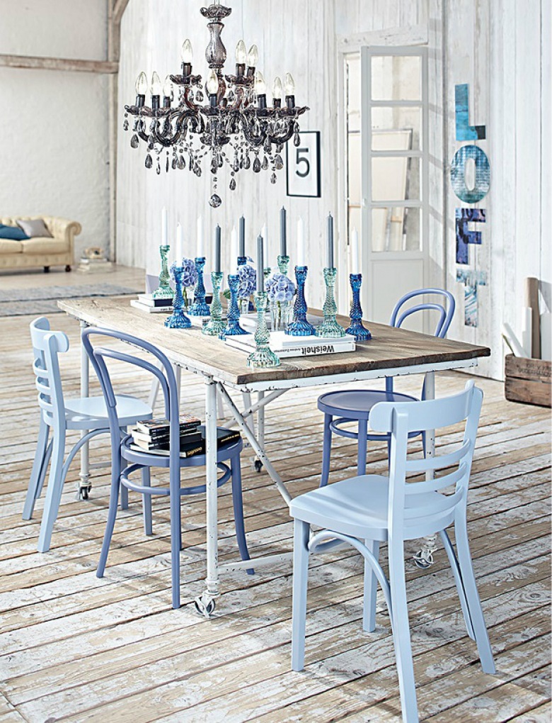 Patynowana i bielona podłoga z desek,metalowy stół biały z drewnianym blatem i niebieskimi świecznikami,błękitne i białe krzesła skandynawskie (27708)