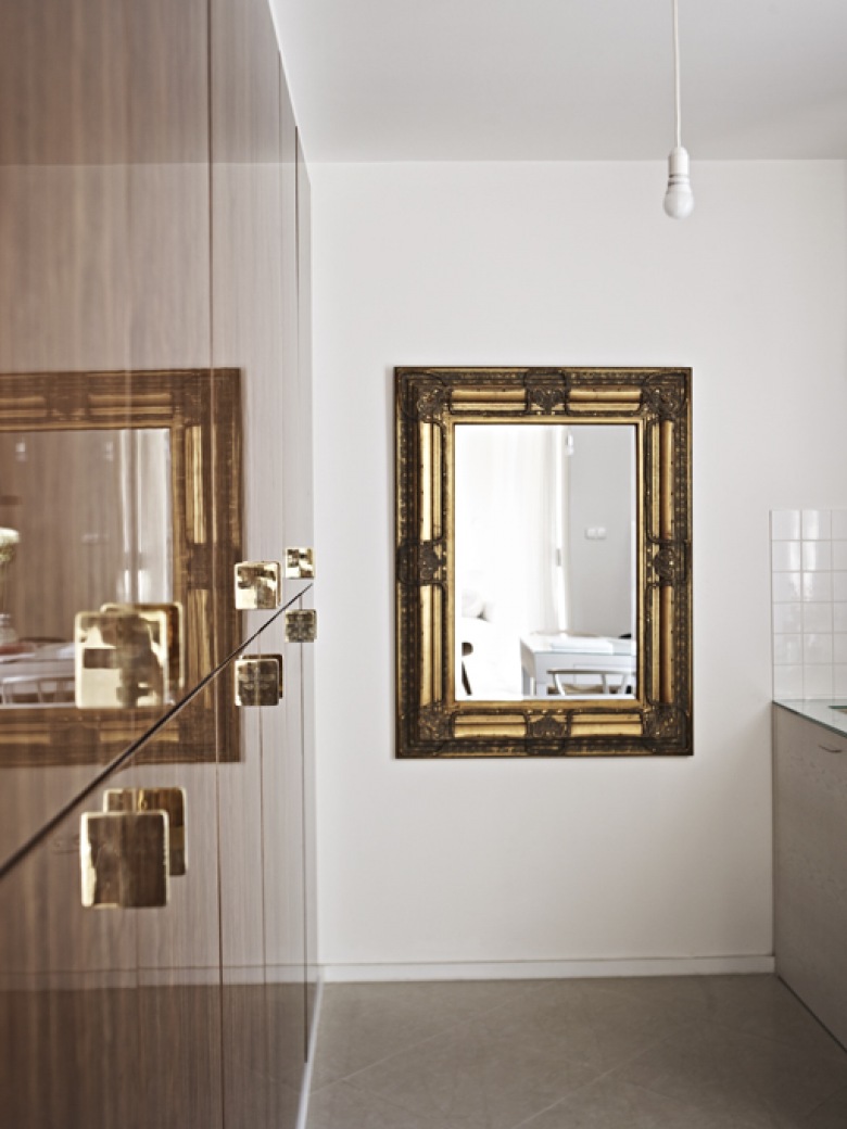 Złote lustro,biało-brązowe wnętrze,okładziny na scianę,orzechowe okleiny,orzech z połyskiem,nowoczesne wnetrze,jak urzadzić małe mieszkanie,eleganckie wnętrze (33784)