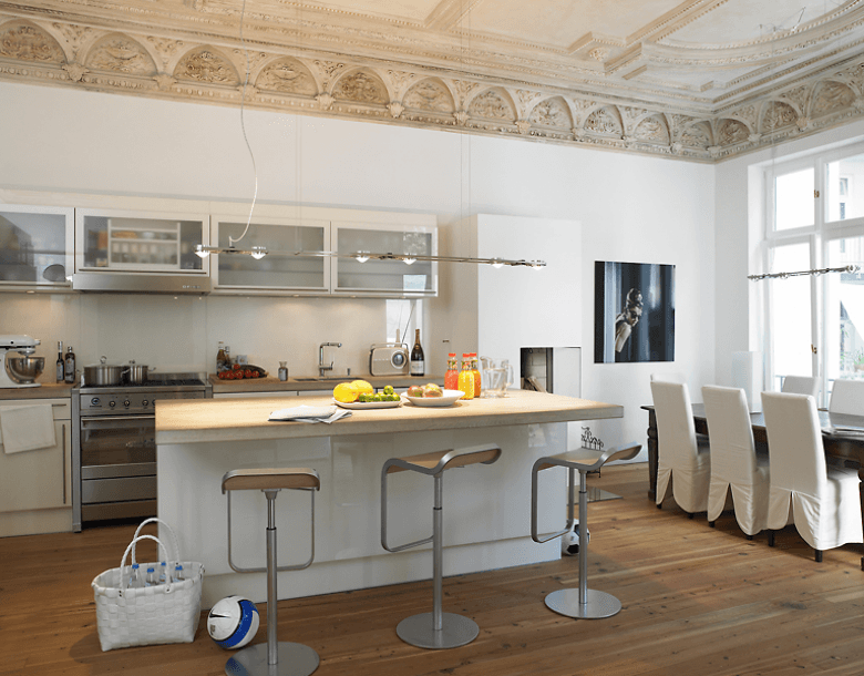 wybierz swoja wersję białej kuchni - biała kuchnia ze stylowym sufitem i brązową, drewnianą  podłogą