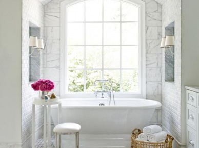 Piękna aranżacja łazienki w stylu glamour (49951)