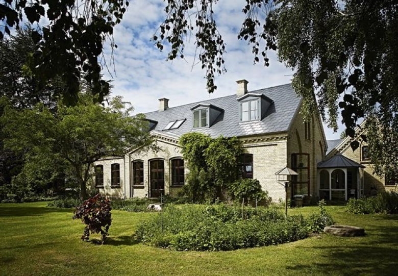 ciekawy dom z historią, z plantacją kwiatów i z zupełnie innym wnętrzem - nowoczesnym, głownie skandynawskim stylem...