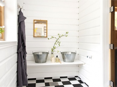 Biała łazienka w wiejskim stylu (23781)
