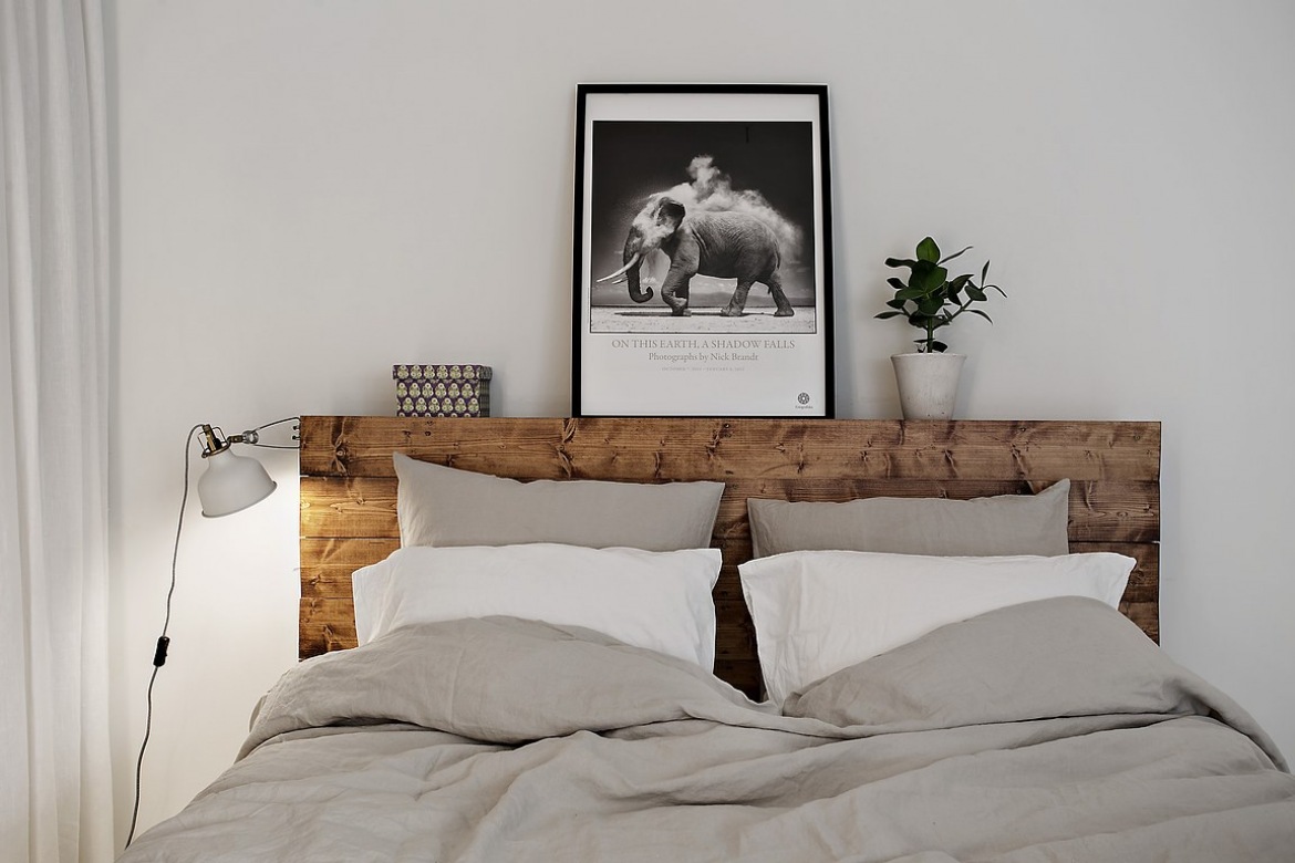 Drewniane wezgłowie łóżka w szarej sypialni (51684)