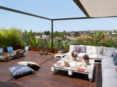 Małe, harmonijne mieszkanie z widokowym tarasem na Barcelonę, czyli wakacyjne zakupy on-line