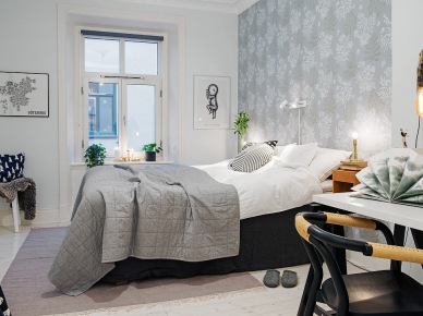 Szara pikowana narzuta na łóżko,biało-szara tapeta na ścianie,szary dywan,czarne łóżko i krzesło przy białym biurku w sypialni skandynawskiej (27072)
