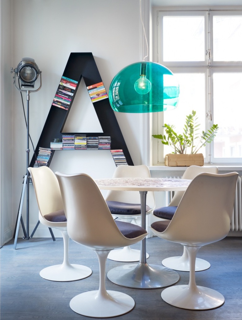 Białe krzesła,iałe fotele,turkusowa lampa,nowoczesna jadalnia (33138)