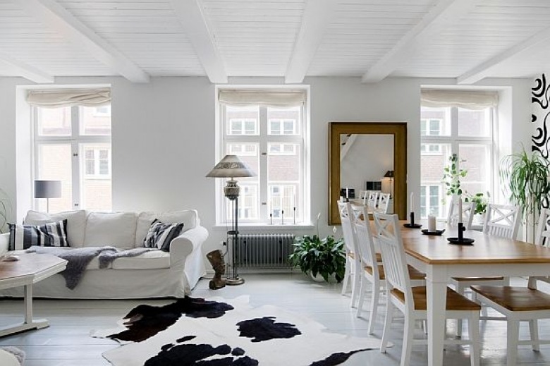 Tradycyjny salon w stylu skandynawskim zbiało-czarnym dywanem ze skóry (20454)