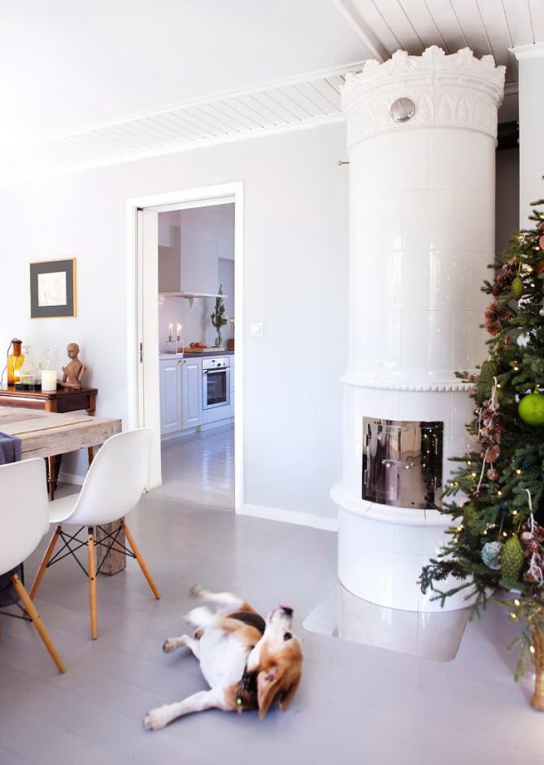 minimalistyczna aranżacja domu w skandynawskim stylu - znane obrazki, zawsze ciekawe i miłe dla oka., Dzisiaj szczególnie, bo z piękną, zieloną choinką w świątecznej...