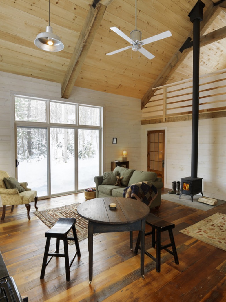 piękny, nowoczesny dom w drewnie łączy w sobie bardzo przeciwstawne materiały - chłodny metal i ciepłe drewno....